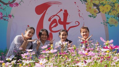 Bạn trẻ đến chùa Quảng Trạch, huyện Lắk ngày mùng 1 Tết