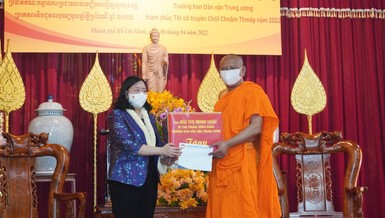 Bà Bùi Thị Minh Hoài trao tặng quà chúc mừng Tết cổ truyền Chôl Chnăm Thmây năm 2022 đến Hòa thượng Danh Lung