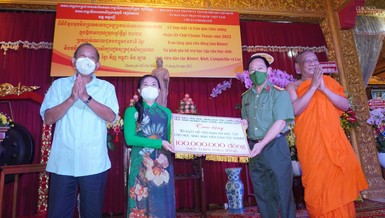 Trao các suất học bổng đến học sinh, sinh viên tại chùa Candaransi, sáng 15-4