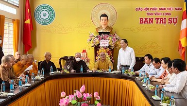 Ông Nguyễn Thành Thế, Phó Bí thư Thường trực Tỉnh ủy Vĩnh Long chúc mừng Phật đản đến Ban Trị sự GHPGVN tỉnh Vĩnh Long