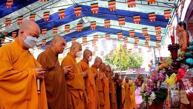 Chư tôn đức niêm hương cúng dường Khánh đản Đức Từ Phụ