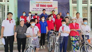 Chùa Thiên Đức và mạnh thường quân trao tặng xe đạp đến học sinh khó khăn ở xã Bình Mỹ - Ảnh: TĐ