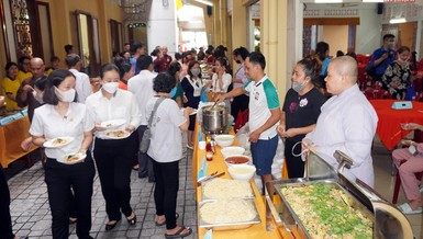 Buffet thực chay tại chùa Ấn Quang, quận 10 gây quỹ giúp đỡ người nghèo trên địa bàn quận