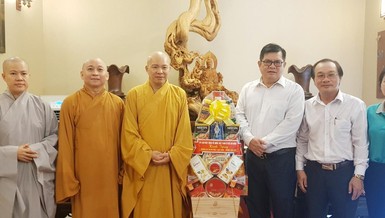 Đoàn Ủy ban MTTQVN TP.HCM thăm trường hạ chùa Vĩnh Phước, quận 12 - Ảnh: P.Tường