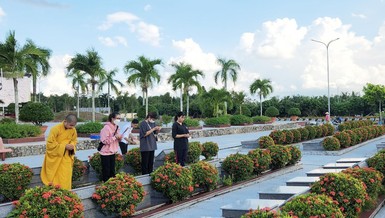 Dâng hương tưởng niệm tại Nghĩa trang Liệt sĩ tỉnh Vĩnh Long