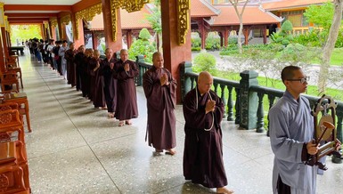 Thượng tọa Thích Giác Dũng, trụ trì tu viện Vĩnh Nghiêm cùng chư Tăng dẫn các bạn trẻ kinh hành trong chánh niệm