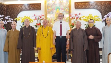 Hiệu trưởng Trường Đại học Hoa Phạm (Đài Loan) thăm chùa Vĩnh Nghiêm