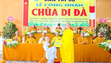 Thượng tọa Thích Phước Thành, Trưởng ban Trị sự GHPGVN tỉnh Hậu Giang trao quyết định đến Sư cô Thích nữ Diệu Phúc