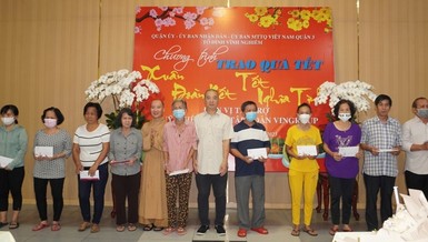 Ủy ban MTTQVN quận 3 phối hợp chùa Vĩnh Nghiêm (quận 3) và Quỹ Thiện Tâm tặng quà Tết đến bà con khó khăn 