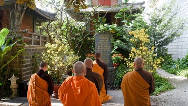 Chư tôn đức dâng hương đảnh lễ trước tháp Tổ