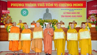 Hòa thượng Thích Giác Nhường trao giáo chỉ tấn phong đến chư tôn giáo phẩm 