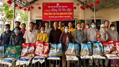 Chùa Linh Bửu tặng quà đến bà con khó khăn