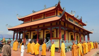 Chư tôn đức quang lâm chánh điện chùa Huệ Long