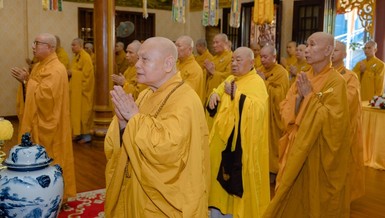  Hòa thượng Thích Thiện Nhơn, Chủ tịch Hội đồng Trị sự GHPGVN, viện chủ chùa Minh Đạo, Thiền chủ hạ trường, cùng chư tôn đức trong lễ Bố-tát tại chùa Minh Đạo