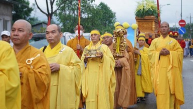 Môn đồ pháp quyến phụng tống kim quan Trưởng lão Hòa thượng Thích Giác Minh đến nơi trà-tỳ - Ảnh: Tường Huy