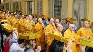 Phật tử trang nghiêm cung đón chư tôn đức quang lâm chứng minh lễ dâng pháp y mùa Vu lan - Báo hiếu