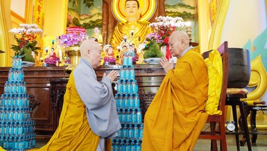 Nhi vị Ni trưởng đối thú Tự tứ