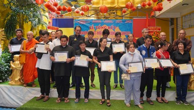 Chư tôn đức Phân ban Huấn nghệ và Phát triển cộng đồng, Q.Gò Vấp, Hội đông y Q.Gò Vấp trao chứng nhận đến các học viên khóa xoa bóp, ấn huyệt