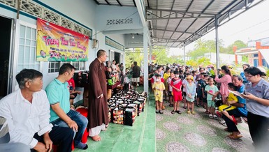 Đoàn tặng quà Tết Trung thu tại tỉnh Bạc Liêu 