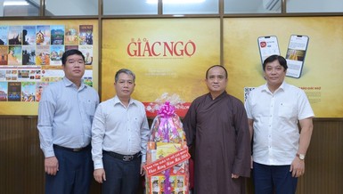 Ông Vũ Huy Long, Trưởng phòng Nghiệp vụ 1 - Ban Tôn giáo TP.HCM, cùng thành viên đoàn chúc mừng năm mới đến Báo Giác Ngộ