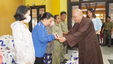 Chùa Vĩnh Nghiêm trao tặng quà Tết đến bà con khó khăn trên địa bàn Q.3