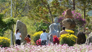 Bà con vùng Tây Nguyên đến chùa lễ Phật đầu năm