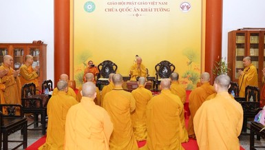 Đoàn Ban Hoằng pháp T.Ư, Ban Kinh tế - Tài chính T.Ư vấn an đến Trưởng lão Hòa thượng Thích Thiện Nhơn - Ảnh: Tích Trí