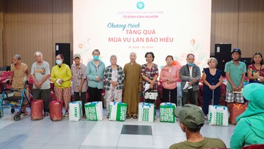 Chùa Vĩnh Nghiêm tặng quà Vu lan đến bà con khó khăn tại P.Võ Thị Sáu, Q.3, TP.HCM