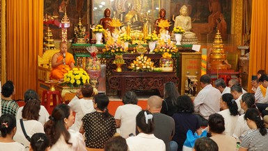Phật tử nghe thuyết giảng về ý nghĩa lễ Sen Đôn-ta 