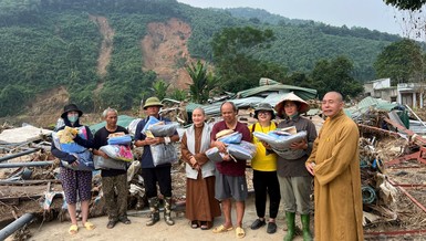 Đoàn Ban Trị sự GHPGVN Q.12 tặng quà đến các hộ gia đình có nhà bị sập do bão số 3 