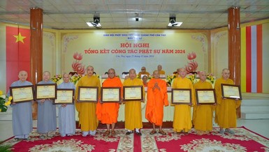 Hòa thượng Đào Như trao Bằng tuyên dương công đức đến các ban chuyên ngành trực thuộc 