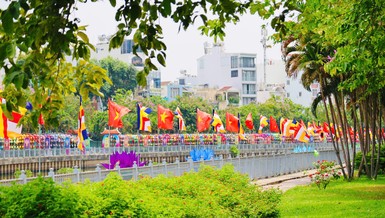 Cờ, hoa, pano được thiết trí hai bên bờ kênh Nhiêu Lộc - Thị Nghè 