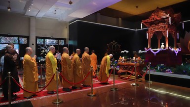 Thành kính đảnh lễ xá-lợi Đức Thế Tôn - Ảnh: Trung Thắng