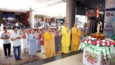 Ban Trị sự GHPGVN TP.Buôn Ma Thuột thiết trí tôn tượng Phật đản sanh tại các điểm công cộng trên địa bàn TP.Buôn Ma Thuột