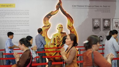 Dòng người xếp hàng vào đảnh lễ xá-lợi Bồ-tát Thích Quảng Đức được tôn trí tại Việt Nam Quốc Tự (Q.10, TP.HCM)