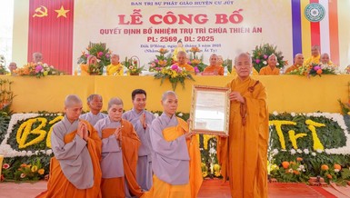 Thượng tọa Thích Quảng Hiền trao quyết định bổ nhiệm trụ trì chùa Thiên Ân đến Sư cô Thích nữ Tịnh Viễn