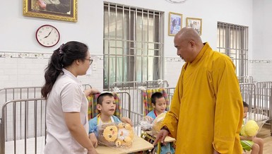 Thượng tọa Thích Phước Nguyên thăm hỏi, tặng quà đến các em khuyết tật