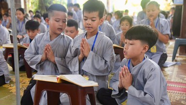 Các em nhỏ tụng kinh tại khóa tu chùa Linh Quang