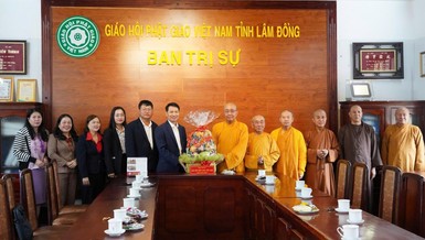 Ông Bùi Huy Thành trao quà chúc mừng Ban Trị sự GHPGVN tỉnh Lâm Đồng