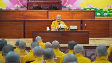 Trưởng lão Hòa thượng Thích Nhật Quang thuyết giảng đến hành giả an cư tại trường hạ thiền viện Quảng Đức 