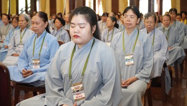 Phật tử thực tập thiền trong khóa tu Ngày an lạc tại Việt Nam Quốc Tự - Ảnh: Như Danh/BGN