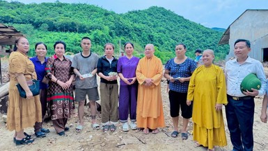 Chư Ni các tịnh xá hệ phái Khất sĩ tặng quà đến bà con tại tỉnh Nghệ An bị ảnh hưởng bão lũ