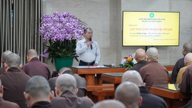 Ông Vũ Huy Long chia sẻ đến chư Tăng an cư tại chùa Vĩnh Nghiêm về Luật Tín ngưỡng, tôn giáo