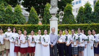 PGS.TS Nguyễn Thiện Tống trao học bổng Quách Thị Trang đến các nữ sinh tại TP.HCM