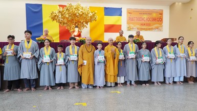 Chư tôn đức trao phần thưởng đến các em học sinh