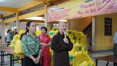 Thượng tọa Thích Nguyên Các, phó trụ trì chùa Vĩnh Nghiêm thăm hỏi bà con trước khi tặng quà