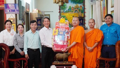 Lãnh đạo P.Xuân Hòa thăm, chúc mừng Lễ Sene Đôn-ta đến chư Tăng chùa Candaransi