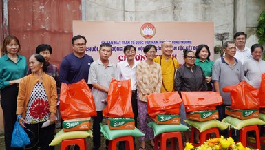 Chùa Thiền Giác và Ủy ban MTTQVN P.Long Trường trao tặng quà đến người dân khó khăn trên địa bàn