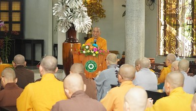 Thượng tọa Thích Giác Trí phát biểu tại buổi họp đầu tiên của chư Tăng Ni tại 6 phường thuộc Q.Gò Vấp (cũ)