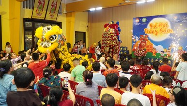 250 em thiếu nhi phường Xuân Hòa (TP.HCM) vui Trung thu tại chùa Vĩnh Nghiêm